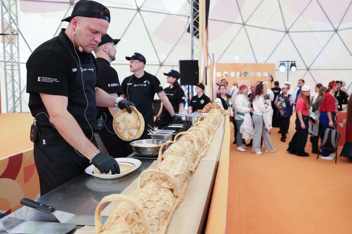 Пять метров вкуса: гастрономический фестиваль на МФМ открыли приготовлением гигантской кулебяки Пять метров вкуса: гастрономический фестиваль на МФМ открыли приготовлением гигантской кулебяки