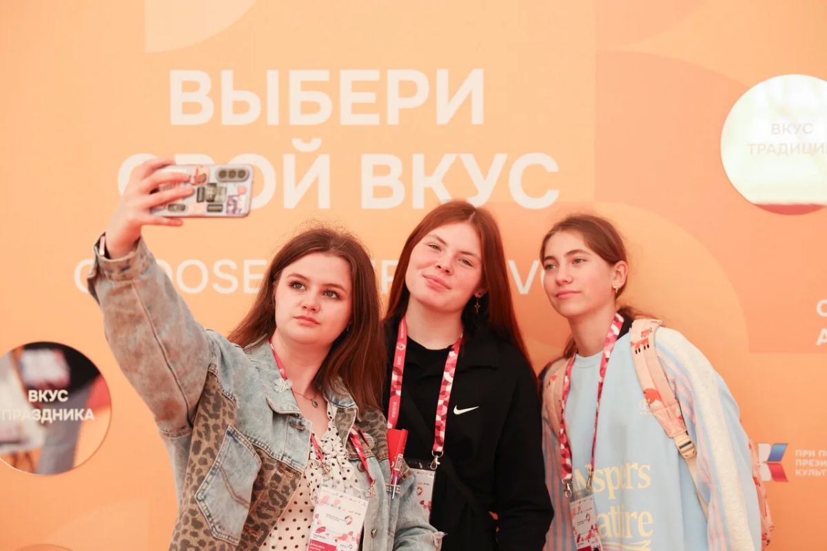 Пять метров вкуса: гастрономический фестиваль на МФМ открыли приготовлением гигантской кулебяки Пять метров вкуса: гастрономический фестиваль на МФМ открыли приготовлением гигантской кулебяки