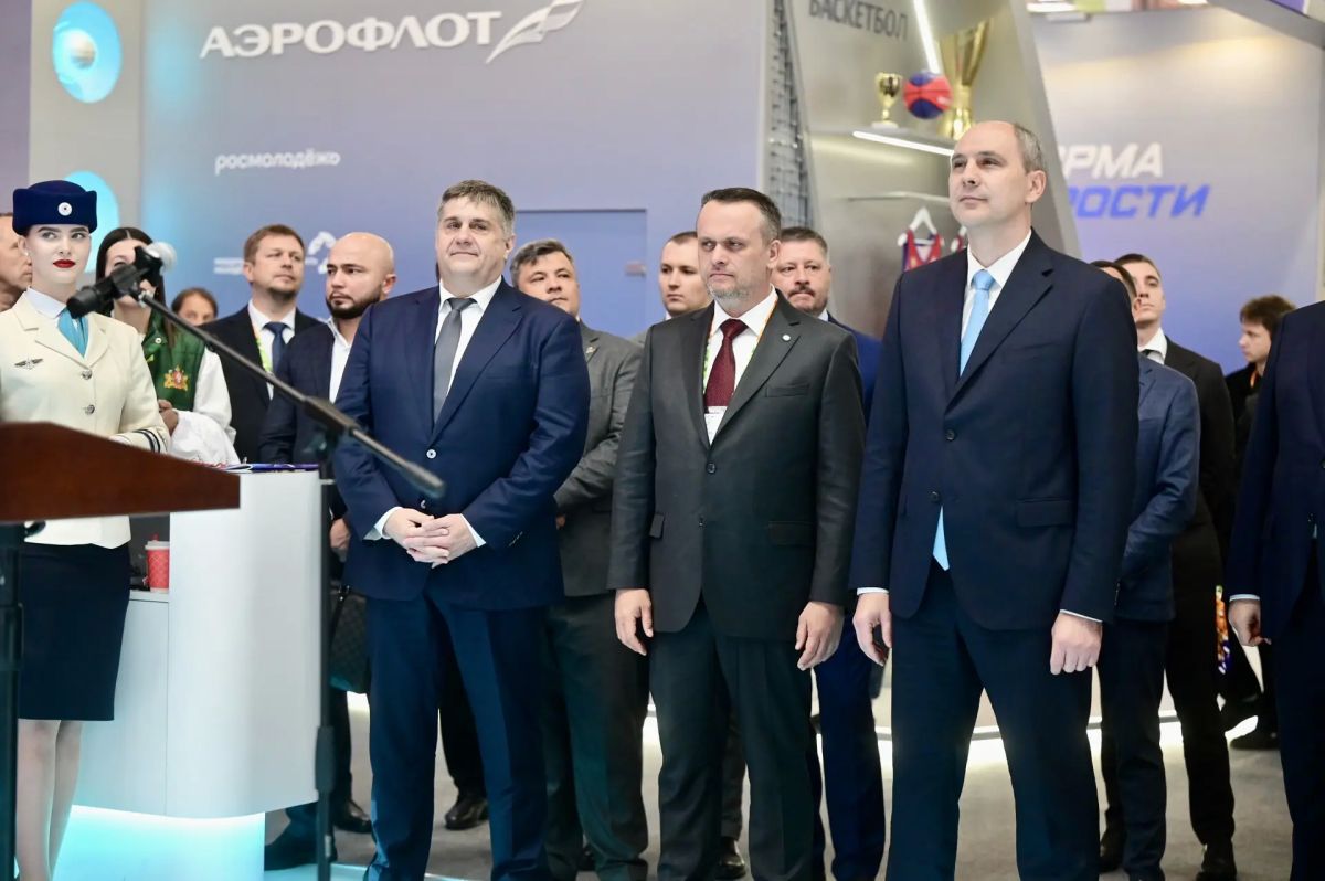 Министр транспорта РФ Андрей Никитин вместе с губернатором Свердловской области Денисом Паслером и руководителем Федерального дорожного агентства Романом Новиковым дал старт работе первых на Среднем Урале дорожных классов Министр транспорта РФ Андрей Никитин вместе с губернатором Свердловской области Денисом Паслером и руководителем Федерального дорожного агентства Романом Новиковым дал старт работе первых на Среднем Урале дорожных классов