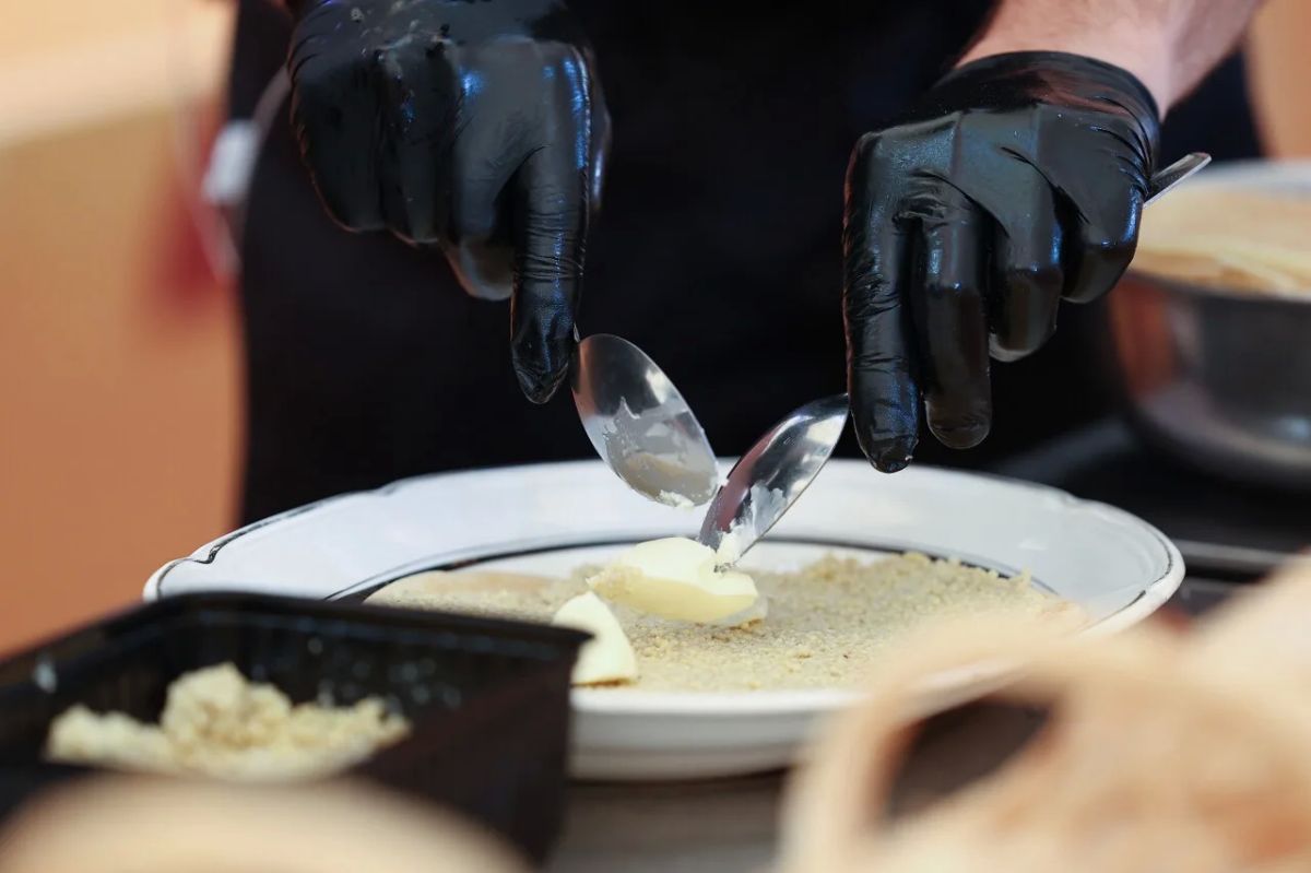 Пять метров вкуса: гастрономический фестиваль на МФМ открыли приготовлением гигантской кулебяки Пять метров вкуса: гастрономический фестиваль на МФМ открыли приготовлением гигантской кулебяки