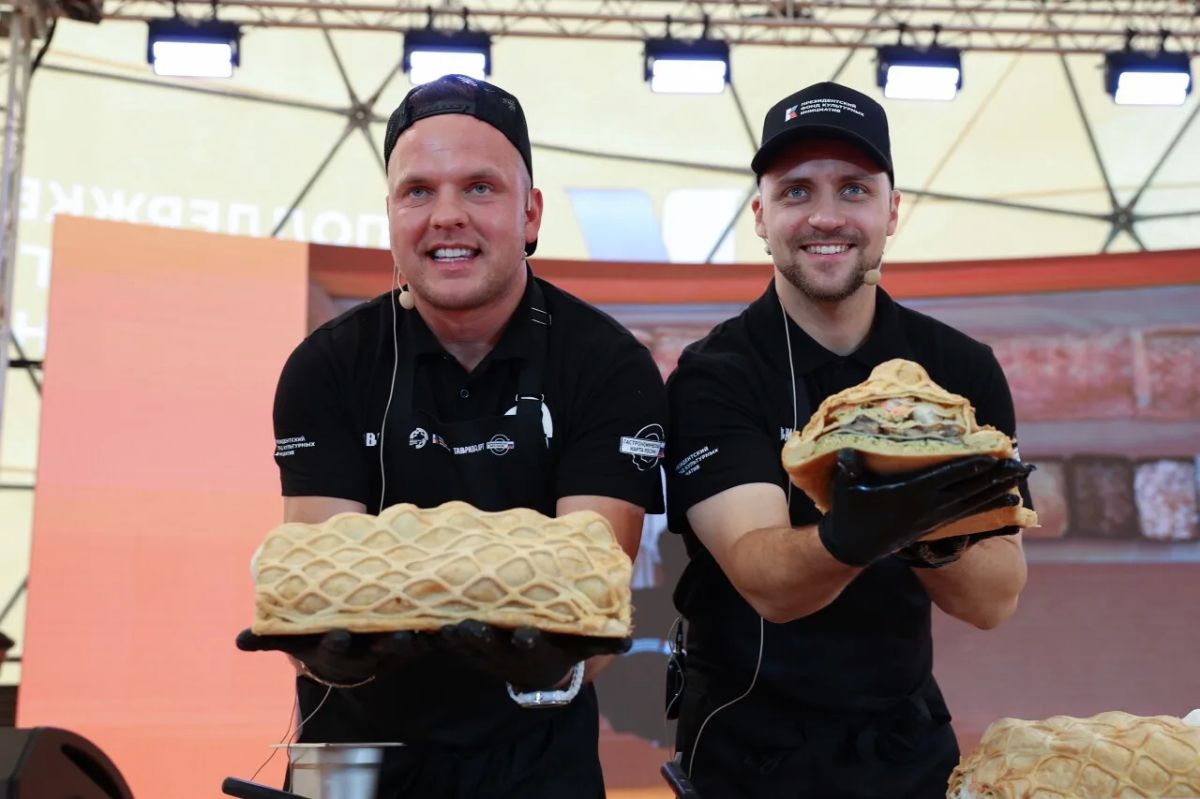 Пять метров вкуса: гастрономический фестиваль на МФМ открыли приготовлением гигантской кулебяки Пять метров вкуса: гастрономический фестиваль на МФМ открыли приготовлением гигантской кулебяки