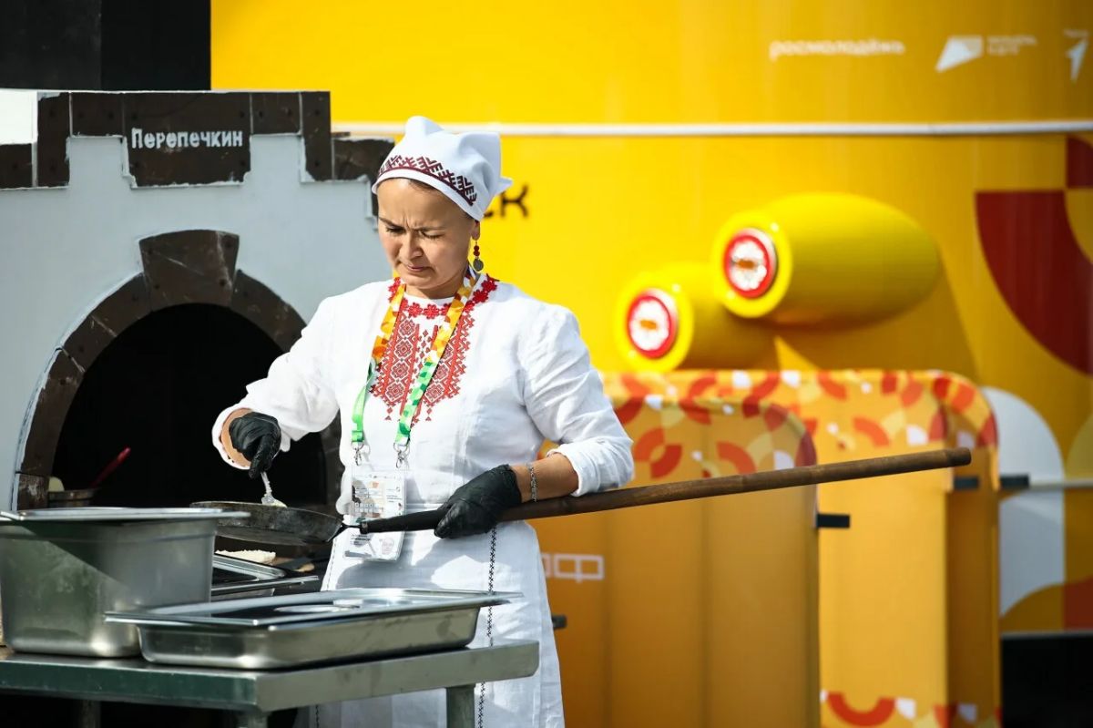 Пять метров вкуса: гастрономический фестиваль на МФМ открыли приготовлением гигантской кулебяки Пять метров вкуса: гастрономический фестиваль на МФМ открыли приготовлением гигантской кулебяки