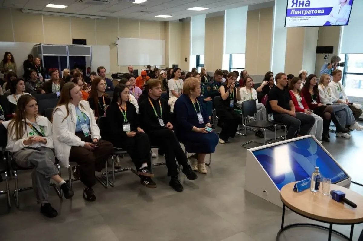 Яна Лантратова: Лекция для участников Международного фестиваля молодежи в Екатеринбурге Яна Лантратова: Лекция для участников Международного фестиваля молодежи в Екатеринбурге
