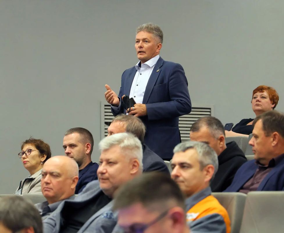 Глава Нижнего Тагила Владислав Пинаев продолжает практику регулярных встреч с трудовыми коллективами города Глава Нижнего Тагила Владислав Пинаев продолжает практику регулярных встреч с трудовыми коллективами города