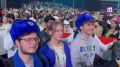 Иностранцы и россияне на Международном фестивале молодёжи в Екатеринбурге вместе скандируют "Россия"
