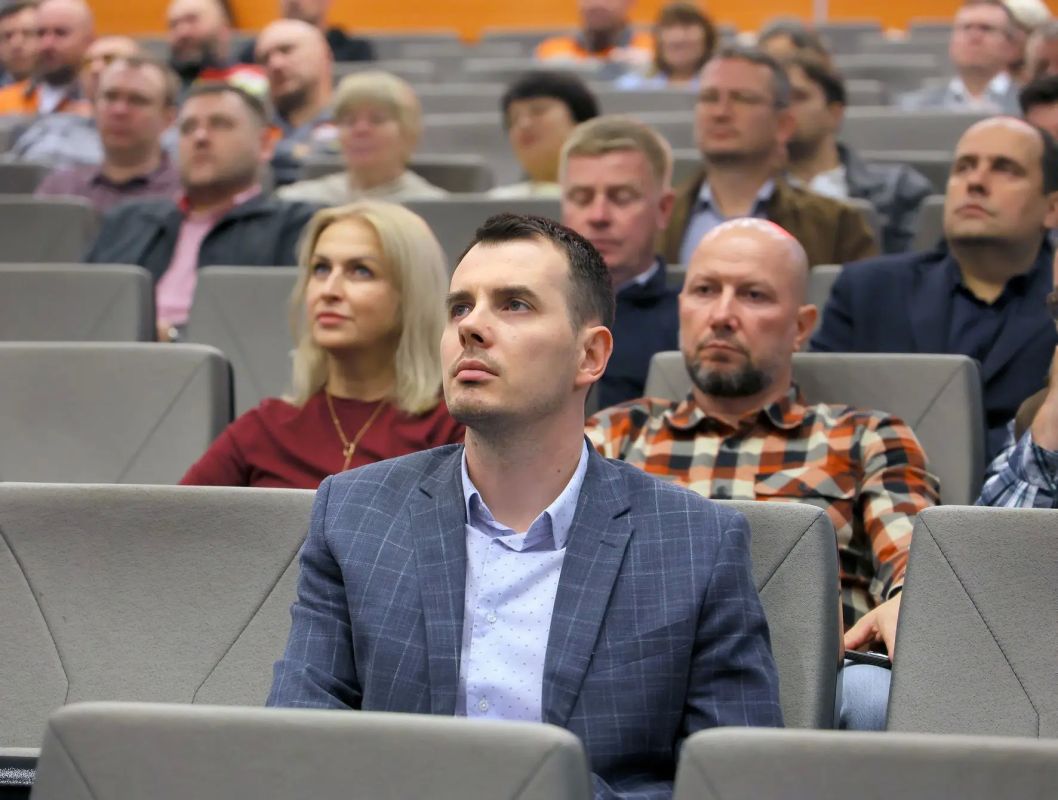 Глава Нижнего Тагила Владислав Пинаев продолжает практику регулярных встреч с трудовыми коллективами города Глава Нижнего Тагила Владислав Пинаев продолжает практику регулярных встреч с трудовыми коллективами города