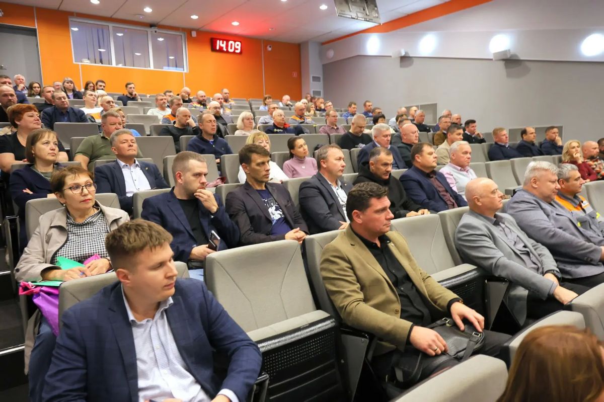 Глава Нижнего Тагила Владислав Пинаев продолжает практику регулярных встреч с трудовыми коллективами города Глава Нижнего Тагила Владислав Пинаев продолжает практику регулярных встреч с трудовыми коллективами города