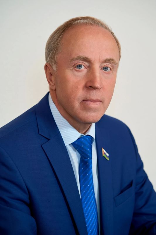 Непросто быть слугой народа… Депутат Тюменской областной думы Виктор Рейн выпустил книгу «По волнам моей памяти»