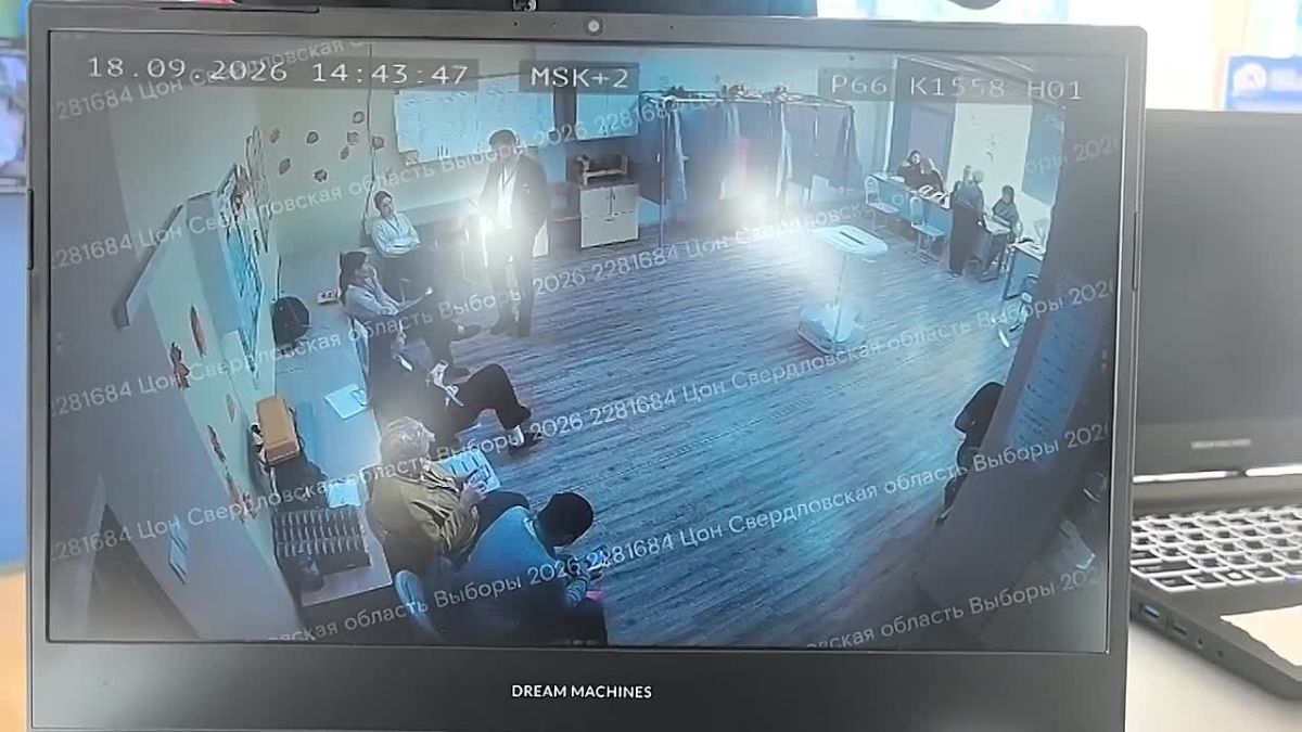 Очередь скопилась в одну из школ Екатеринбурга, где расположены избирательные участки