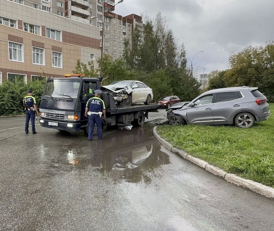 Росгвардеец и полицейский помогли пострадавшим в аварии на ЖБИ и задержали беглеца Росгвардеец и полицейский помогли пострадавшим в аварии на ЖБИ и задержали беглеца