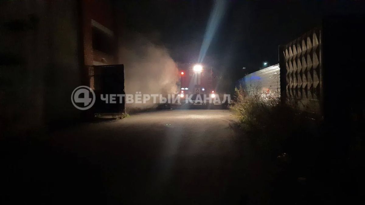Сильное задымление заметили рядом с гаражами на ЖБИ в Екатеринбурге