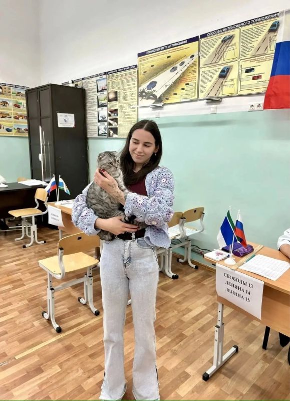На избирательные участки уральцы приходят и вместе с пушистыми помощниками На избирательные участки уральцы приходят и вместе с пушистыми помощниками