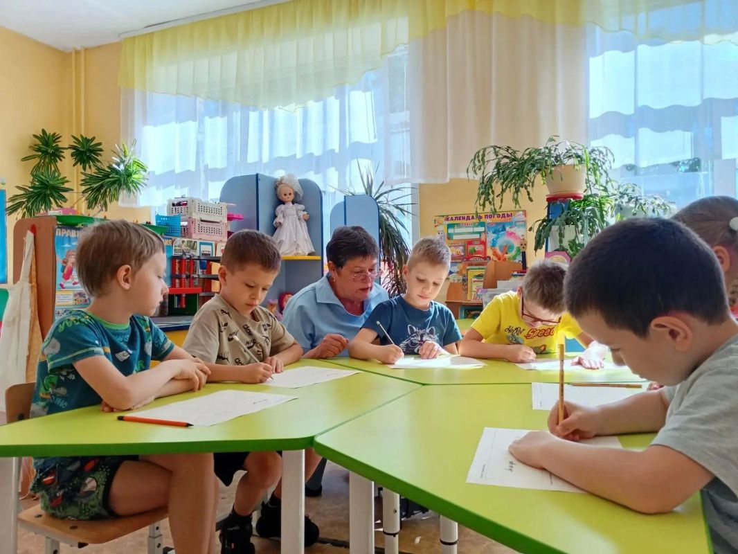 В честь Года дошкольного образования Министерство образования Свердловской области продолжает серию статей, посвящённых воспитателям региона, студентам, выбравшим профессию педагога дошкольного образования, а также тем, кто... В честь Года дошкольного образования Министерство образования Свердловской области продолжает серию статей, посвящённых воспитателям региона, студентам, выбравшим профессию педагога дошкольного образования, а также тем, кто...