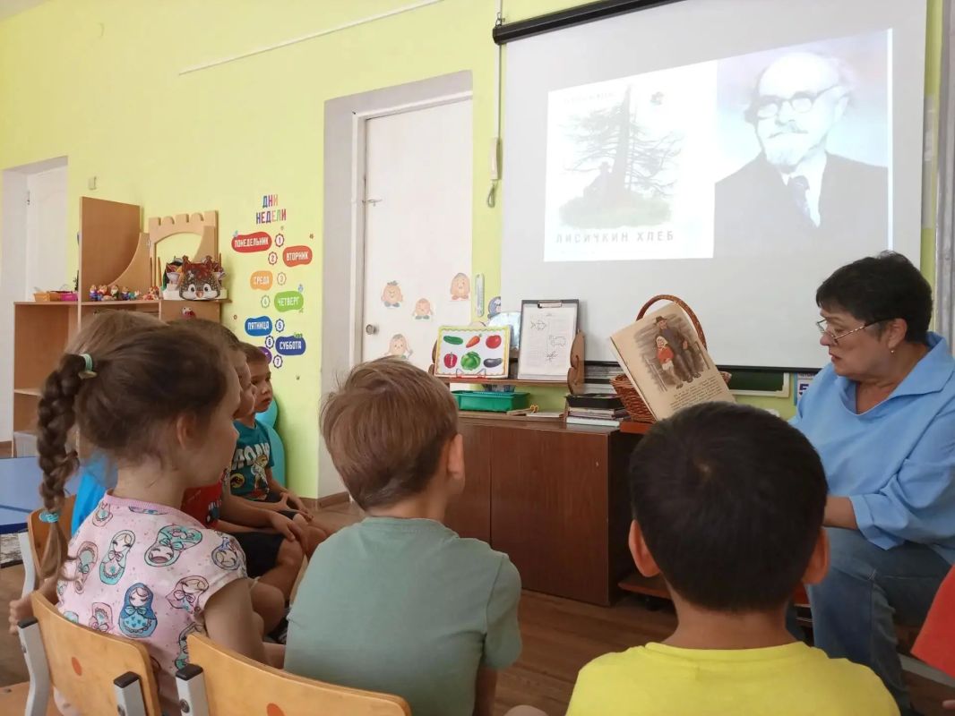 В честь Года дошкольного образования Министерство образования Свердловской области продолжает серию статей, посвящённых воспитателям региона, студентам, выбравшим профессию педагога дошкольного образования, а также тем, кто... В честь Года дошкольного образования Министерство образования Свердловской области продолжает серию статей, посвящённых воспитателям региона, студентам, выбравшим профессию педагога дошкольного образования, а также тем, кто...