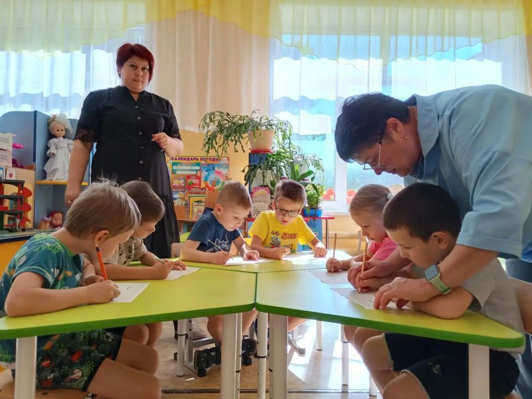 В честь Года дошкольного образования Министерство образования Свердловской области продолжает серию статей, посвящённых воспитателям региона, студентам, выбравшим профессию педагога дошкольного образования, а также тем, кто... В честь Года дошкольного образования Министерство образования Свердловской области продолжает серию статей, посвящённых воспитателям региона, студентам, выбравшим профессию педагога дошкольного образования, а также тем, кто...