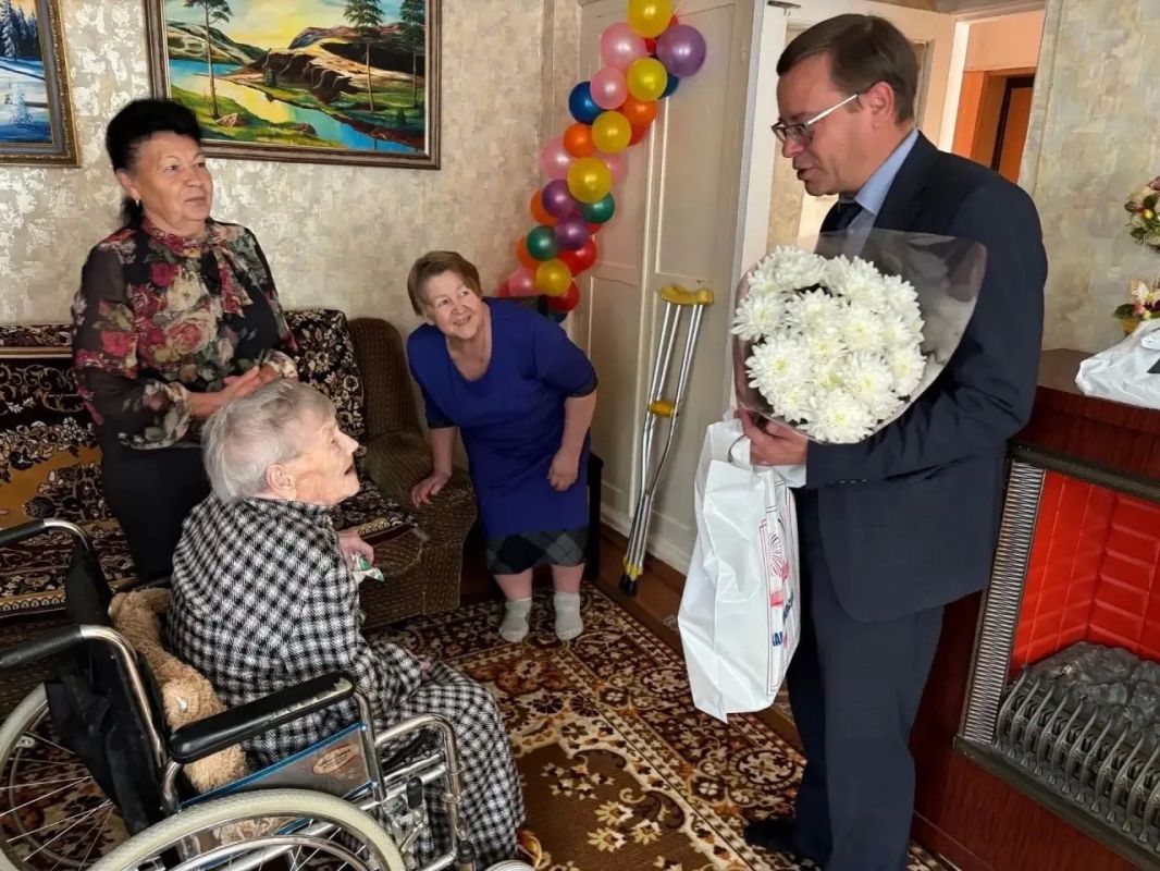 В Каменске-Уральском поздравили со 100-летием ветерана Великой Отечественной войны В Каменске-Уральском поздравили со 100-летием ветерана Великой Отечественной войны
