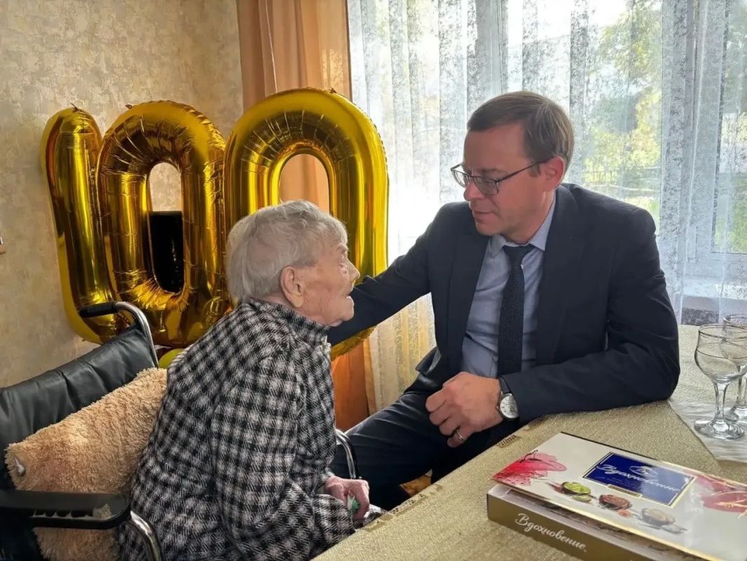В Каменске-Уральском поздравили со 100-летием ветерана Великой Отечественной войны В Каменске-Уральском поздравили со 100-летием ветерана Великой Отечественной войны