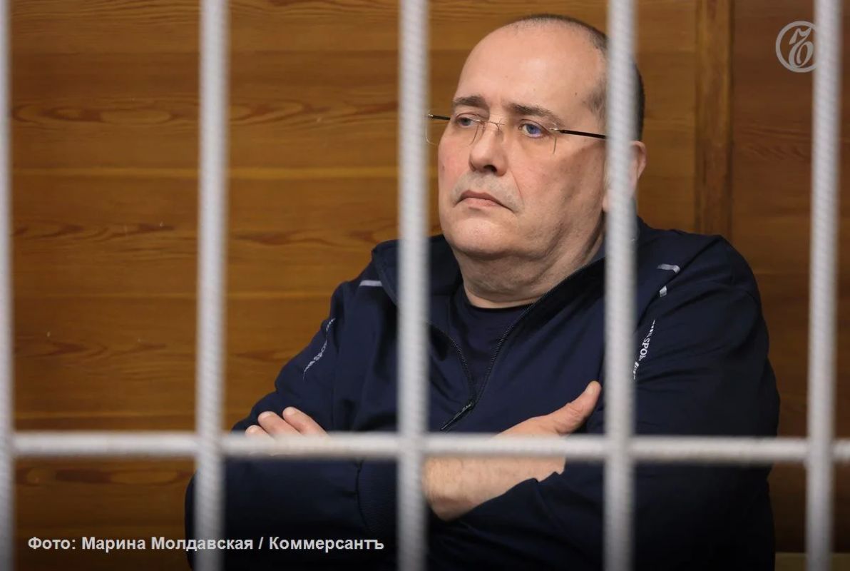 Верх-Исетский районный суд Екатеринбурга приговорил бывшего заместителя министра ЖКХ и энергетики Свердловской области Андрея Кислицына к девяти годам лишения свободы за получение взятки размером 2,5 млн руб