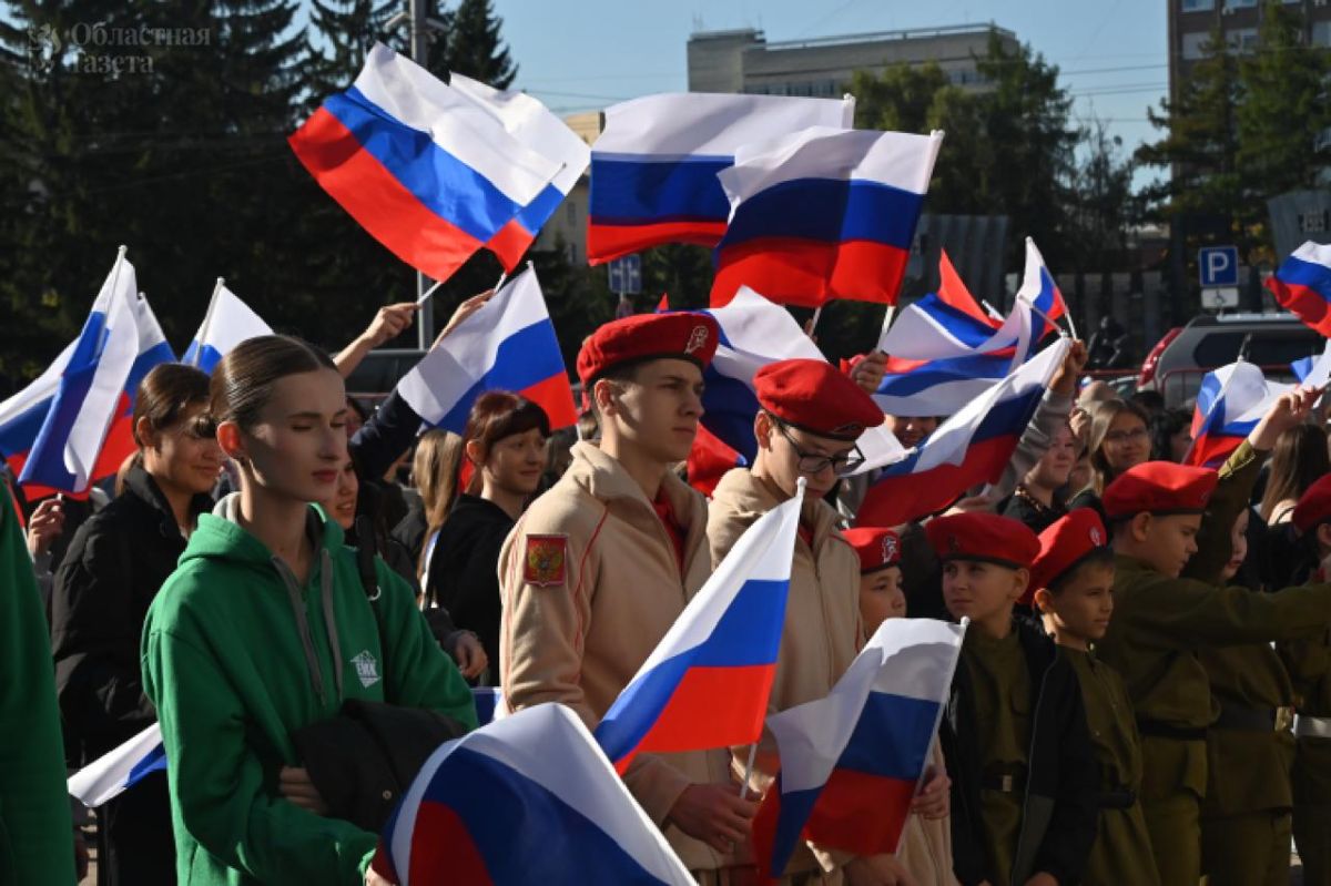 В Екатеринбурге прошел флешмоб ко Дню воссоединения Донецкой Народной Республики, Луганской Народной Республики, Запорожской области и Херсонской области с Россией.