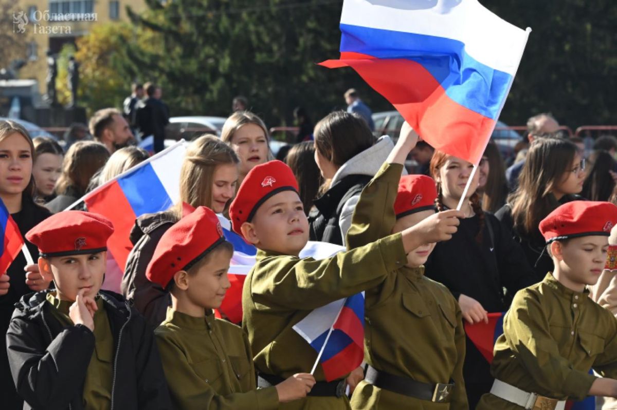 В Екатеринбурге прошел флешмоб ко Дню воссоединения Донецкой Народной Республики, Луганской Народной Республики, Запорожской области и Херсонской области с Россией. В Екатеринбурге прошел флешмоб ко Дню воссоединения Донецкой Народной Республики, Луганской Народной Республики, Запорожской области и Херсонской области с Россией.