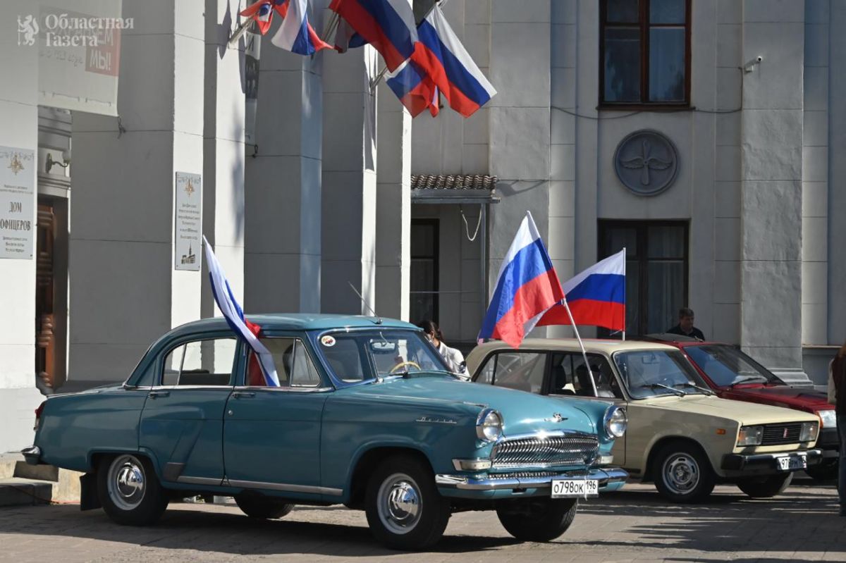В Екатеринбурге прошел флешмоб ко Дню воссоединения Донецкой Народной Республики, Луганской Народной Республики, Запорожской области и Херсонской области с Россией. В Екатеринбурге прошел флешмоб ко Дню воссоединения Донецкой Народной Республики, Луганской Народной Республики, Запорожской области и Херсонской области с Россией.