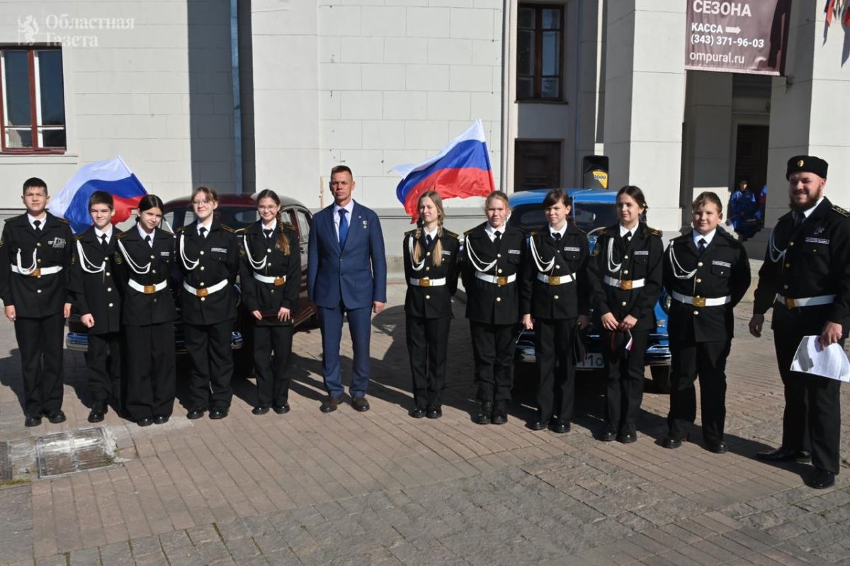 В Екатеринбурге прошел флешмоб ко Дню воссоединения Донецкой Народной Республики, Луганской Народной Республики, Запорожской области и Херсонской области с Россией. В Екатеринбурге прошел флешмоб ко Дню воссоединения Донецкой Народной Республики, Луганской Народной Республики, Запорожской области и Херсонской области с Россией.