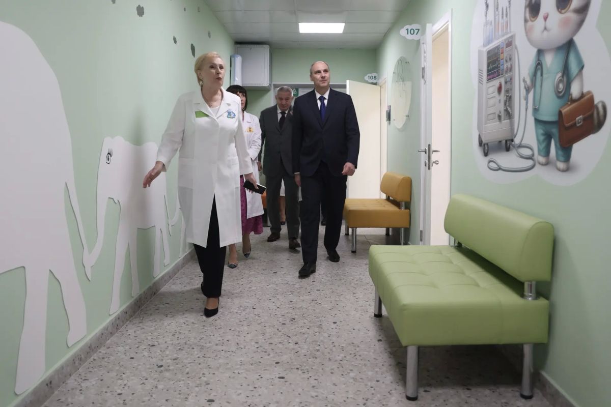 Денис Паслер: В Первоуральске после капитального ремонта открыли поликлиническое отделение городской больницы в микрорайоне Хромпик Денис Паслер: В Первоуральске после капитального ремонта открыли поликлиническое отделение городской больницы в микрорайоне Хромпик