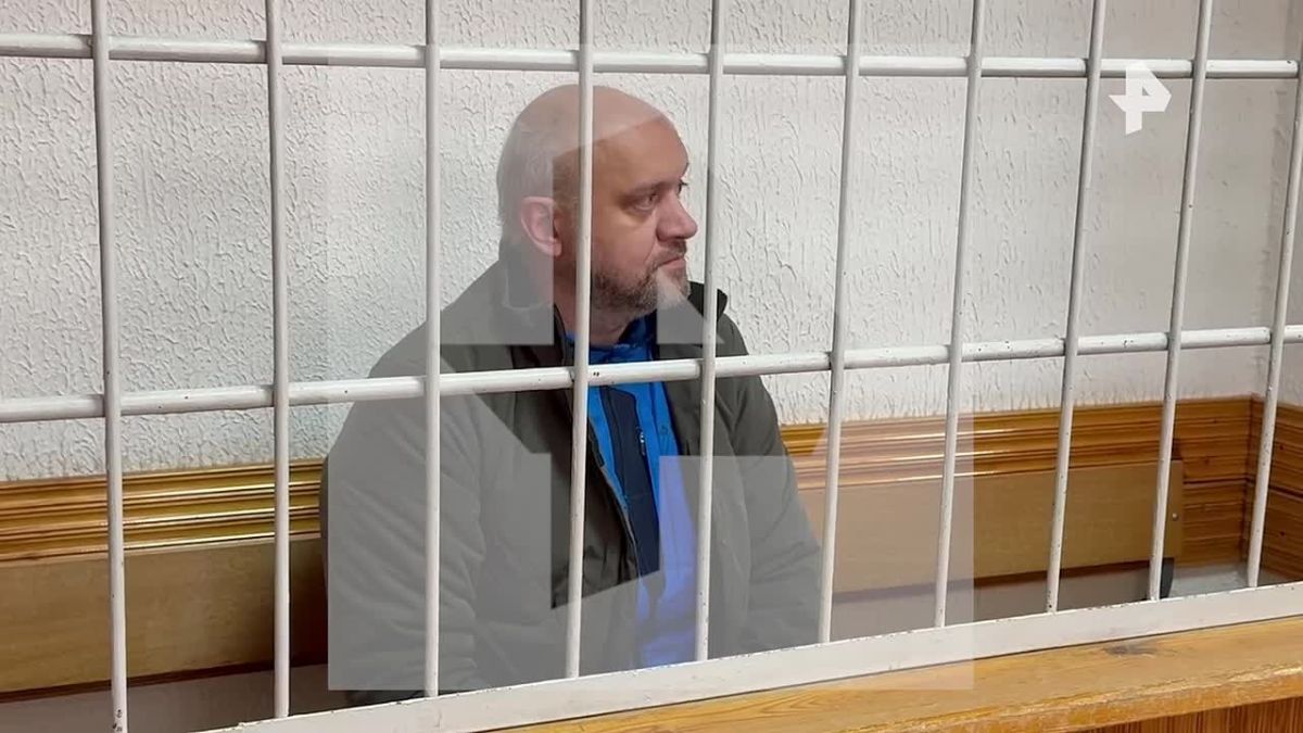 Главаря вымогавшей деньги у бойцов СВО банды из Новоуральска арестовали до 28 ноября, сообщил корреспондент РЕН ТВ из зала суда