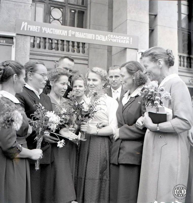 5 ОКТЯБРЯ - ДЕНЬ УЧИТЕЛЯ. В августе 1963 года в Свердловском окружном Доме офицеров провел работу 1-й областной съезд сельских учителей
