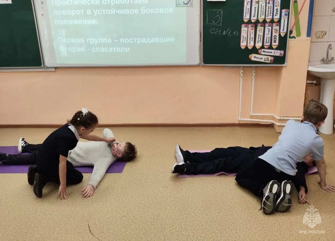 Знания, которые спасают. Специалисты-психологи Главного управления МЧС России по Свердловской области провели серию интерактивных занятий в образовательных организациях региона, посвящённых популяризации и обучению базовым... Знания, которые спасают. Специалисты-психологи Главного управления МЧС России по Свердловской области провели серию интерактивных занятий в образовательных организациях региона, посвящённых популяризации и обучению базовым...