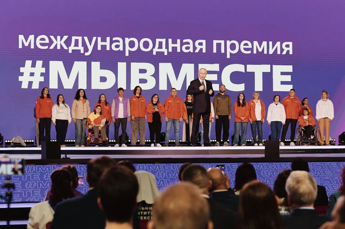 Губернатор Денис Паслер призвал уральцев проголосовать за Свердловскую область в финале Международной премии #МЫВМЕСТЕ, которую традиционно вручает Президент России Владимир Путин Губернатор Денис Паслер призвал уральцев проголосовать за Свердловскую область в финале Международной премии #МЫВМЕСТЕ, которую традиционно вручает Президент России Владимир Путин