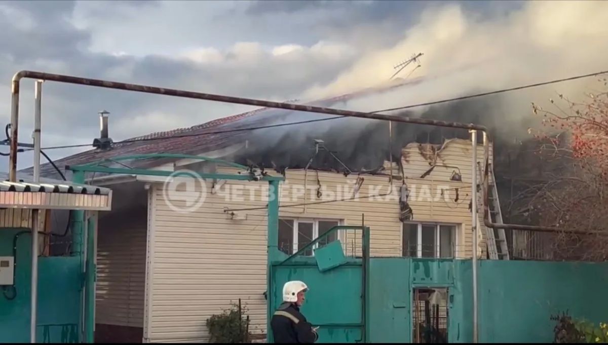 Едва успел вынести газовые баллоны: 4 канал пообщался с хозяином сгоревшего дома и гаража в Екатеринбурге