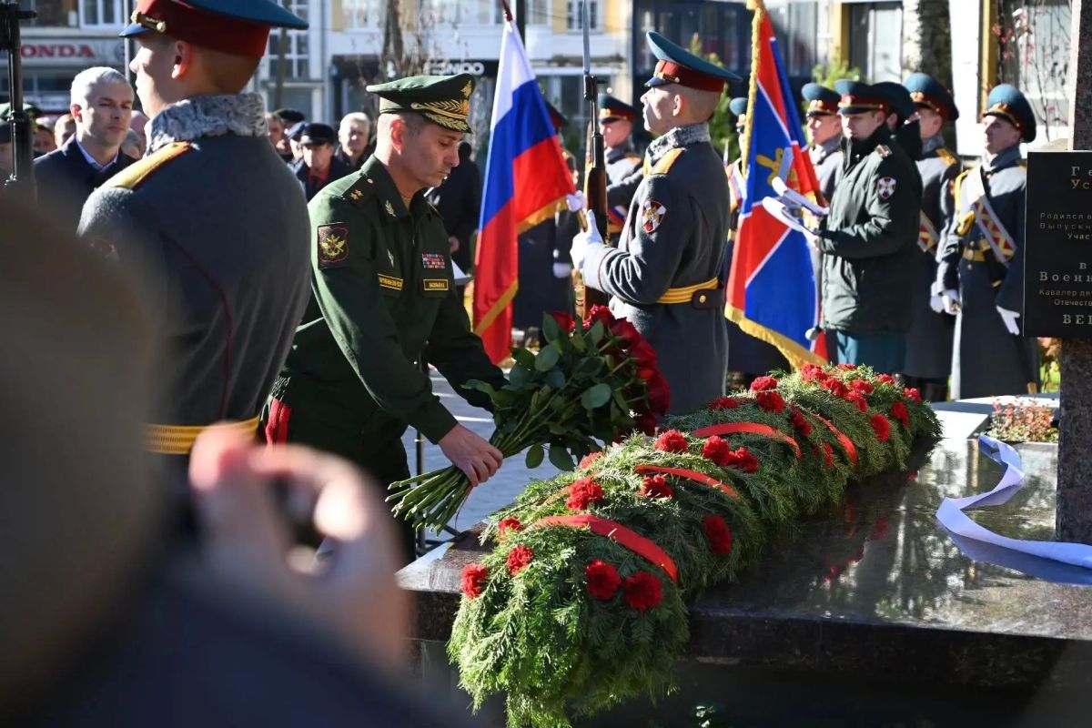Памятник начальнику военной контрразведки генерал-лейтенанту Ивану Устинову открыли в Екатеринбурге Памятник начальнику военной контрразведки генерал-лейтенанту Ивану Устинову открыли в Екатеринбурге