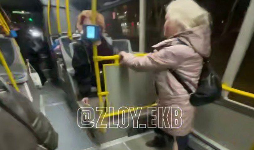 Пожилая женщина пыталась поджечь волосы пассажиру автобуса в Екатеринбурге