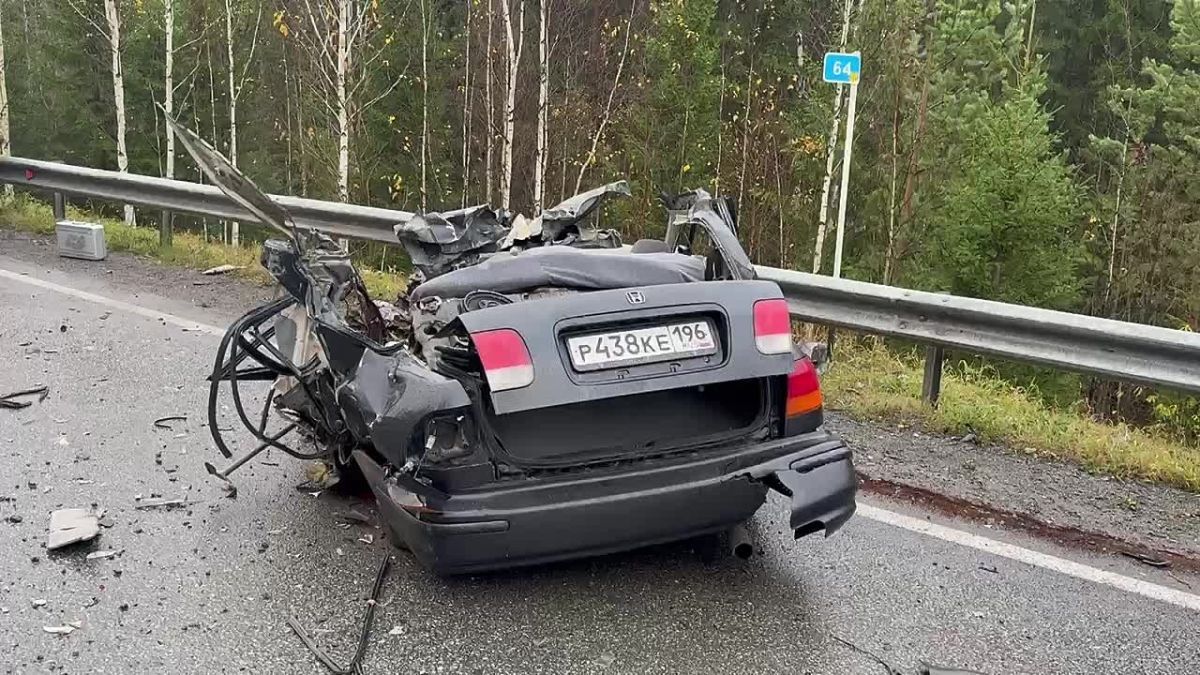 В ДТП с автобусом погибла 18-летняя девушка и водитель скорой помощи из Режа