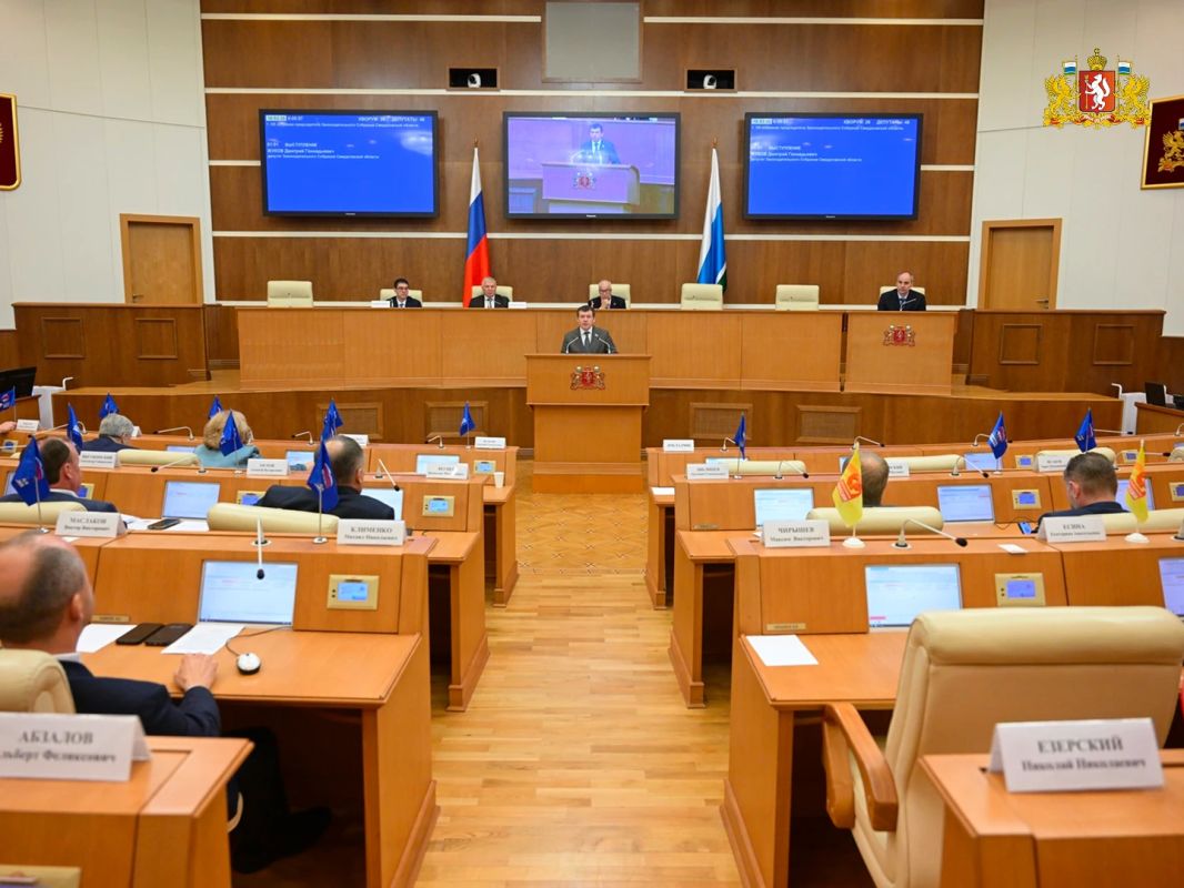 Денис Паслер поздравил Дмитрия Жукова с назначением председателем Заксобрания Свердловской области Денис Паслер поздравил Дмитрия Жукова с назначением председателем Заксобрания Свердловской области
