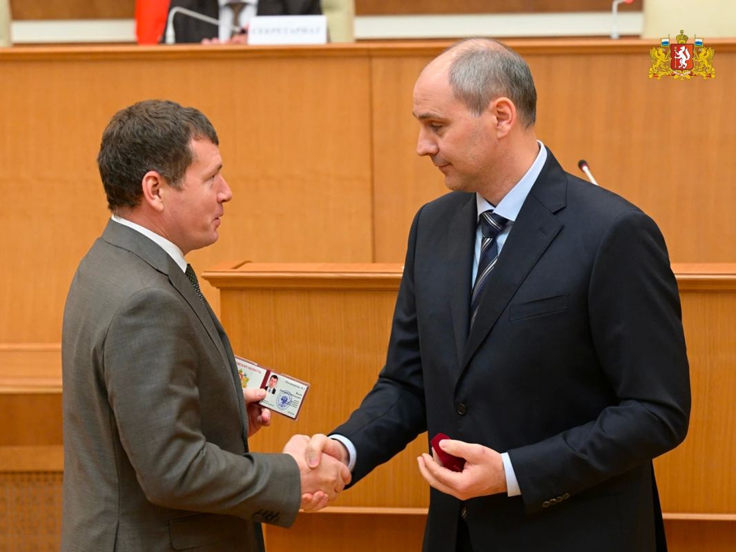 Денис Паслер поздравил Дмитрия Жукова с назначением председателем Заксобрания Свердловской области Денис Паслер поздравил Дмитрия Жукова с назначением председателем Заксобрания Свердловской области