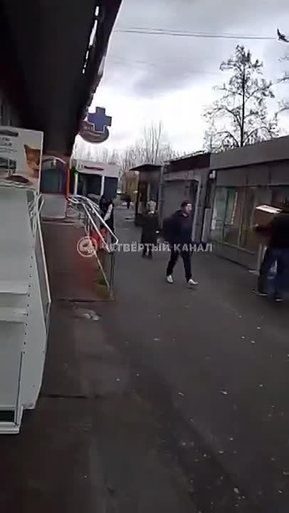 10 незаконных торговых павильонов установили у жилого дома в Екатеринбурге