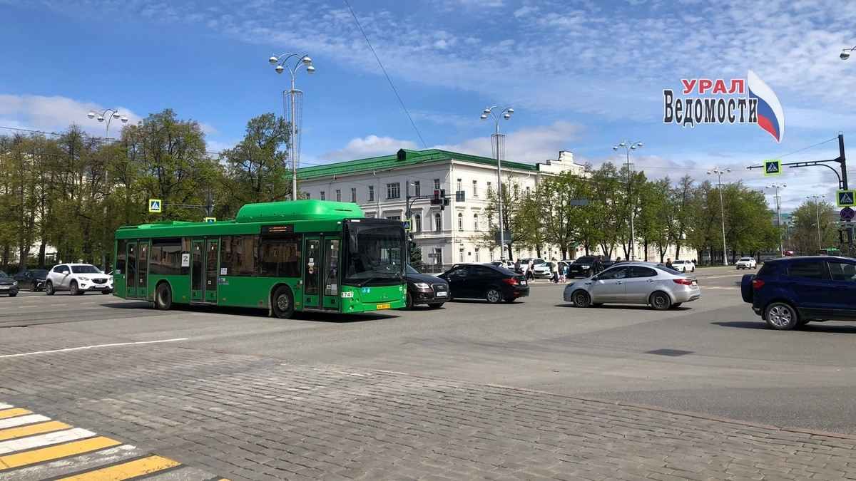 На Армавирской двое устроили драку посреди дороги: остановили их девушки с остановки