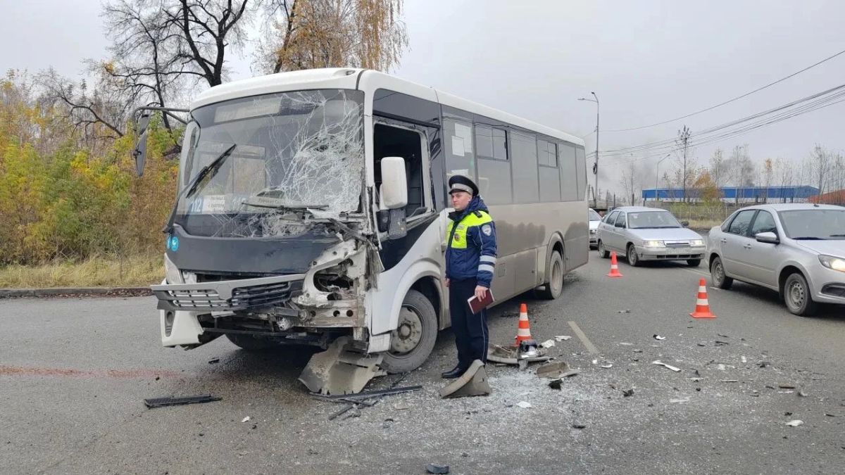 Грузовик протаранил пассажирский автобус в Березовском Грузовик протаранил пассажирский автобус в Березовском