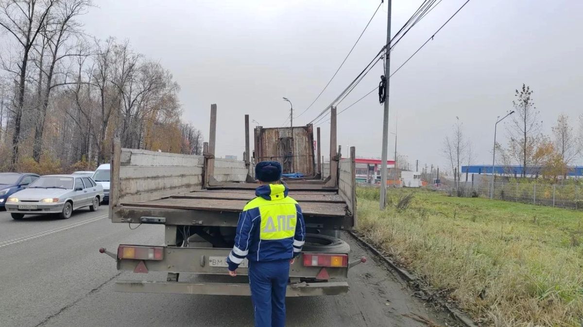 Грузовик протаранил пассажирский автобус в Березовском