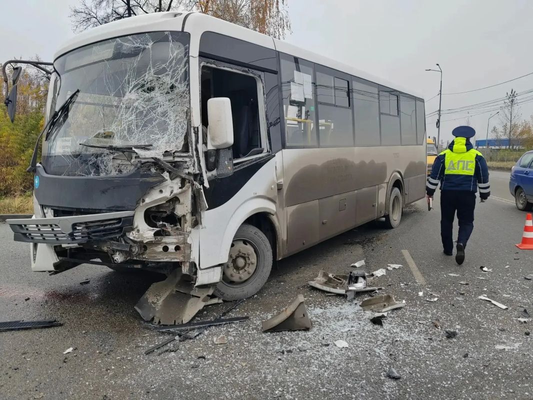 Пассажирский автобус и грузовик столкнулись в Березовском