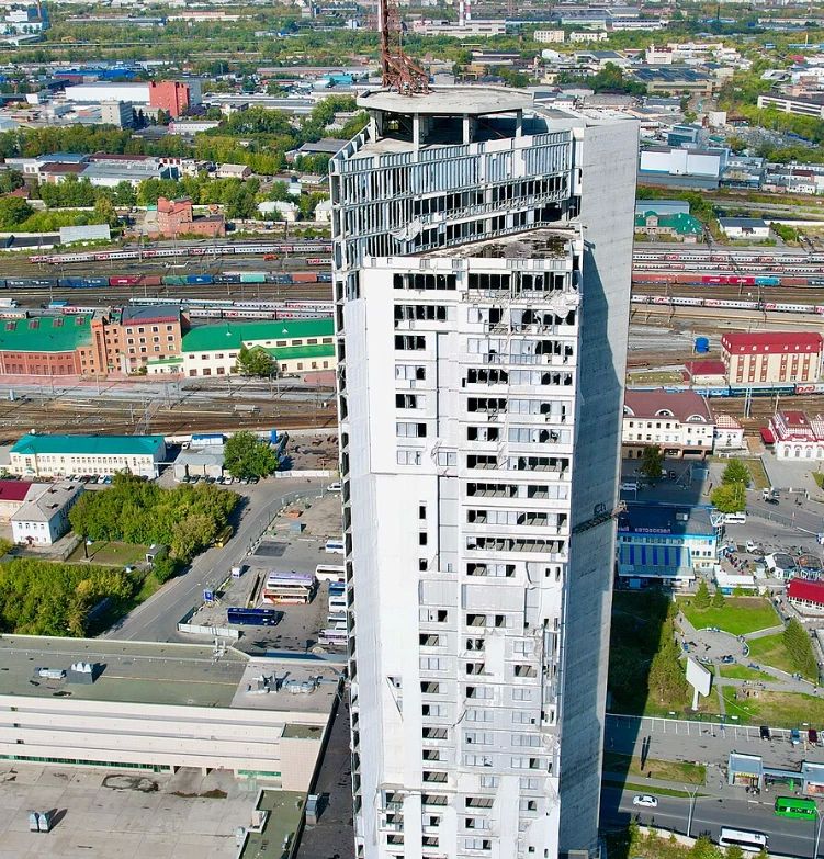 В Екатеринбурге снесут скандальный недострой «Призма» возле железнодорожного вокзала