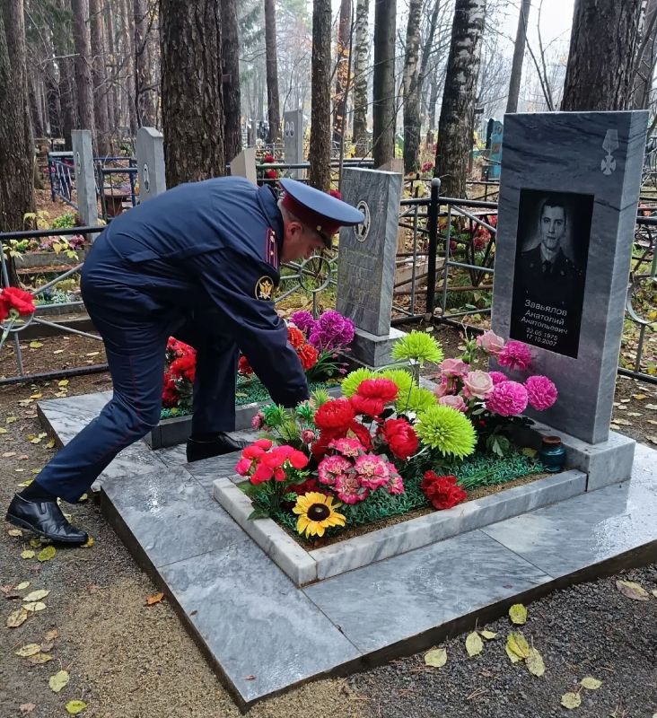 В Кировградской ВК почтили память Анатолия Завьялова, погибшего при исполнении служебного долга В Кировградской ВК почтили память Анатолия Завьялова, погибшего при исполнении служебного долга