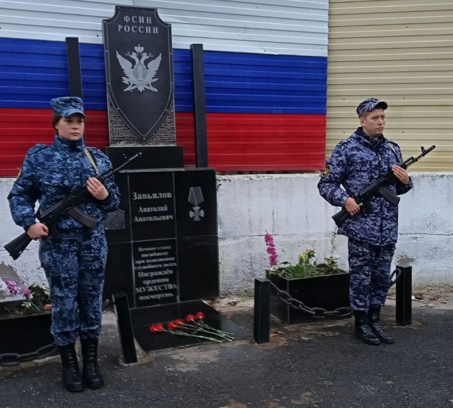 В Кировградской ВК почтили память Анатолия Завьялова, погибшего при исполнении служебного долга В Кировградской ВК почтили память Анатолия Завьялова, погибшего при исполнении служебного долга