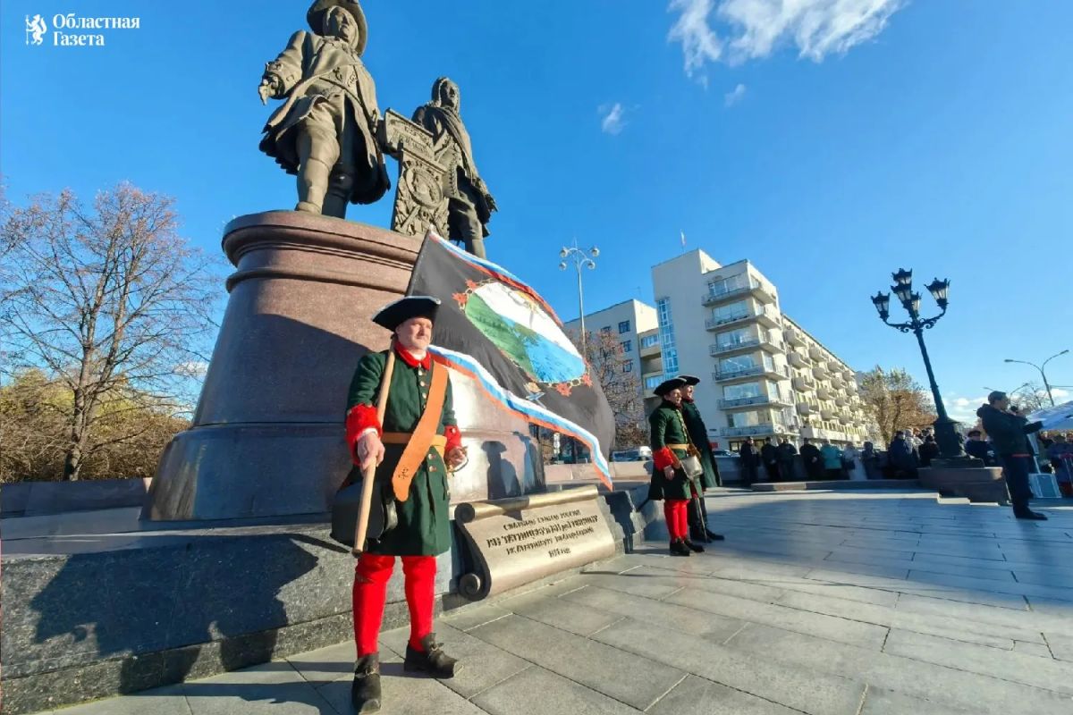На Плотинке отметили 350-летие основателя Екатеринбурга Вильгельма де Геннина На Плотинке отметили 350-летие основателя Екатеринбурга Вильгельма де Геннина