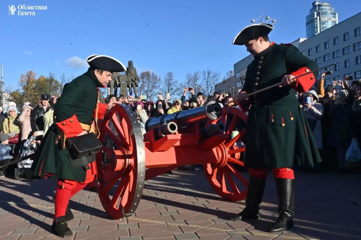 На Плотинке отметили 350-летие основателя Екатеринбурга Вильгельма де Геннина На Плотинке отметили 350-летие основателя Екатеринбурга Вильгельма де Геннина