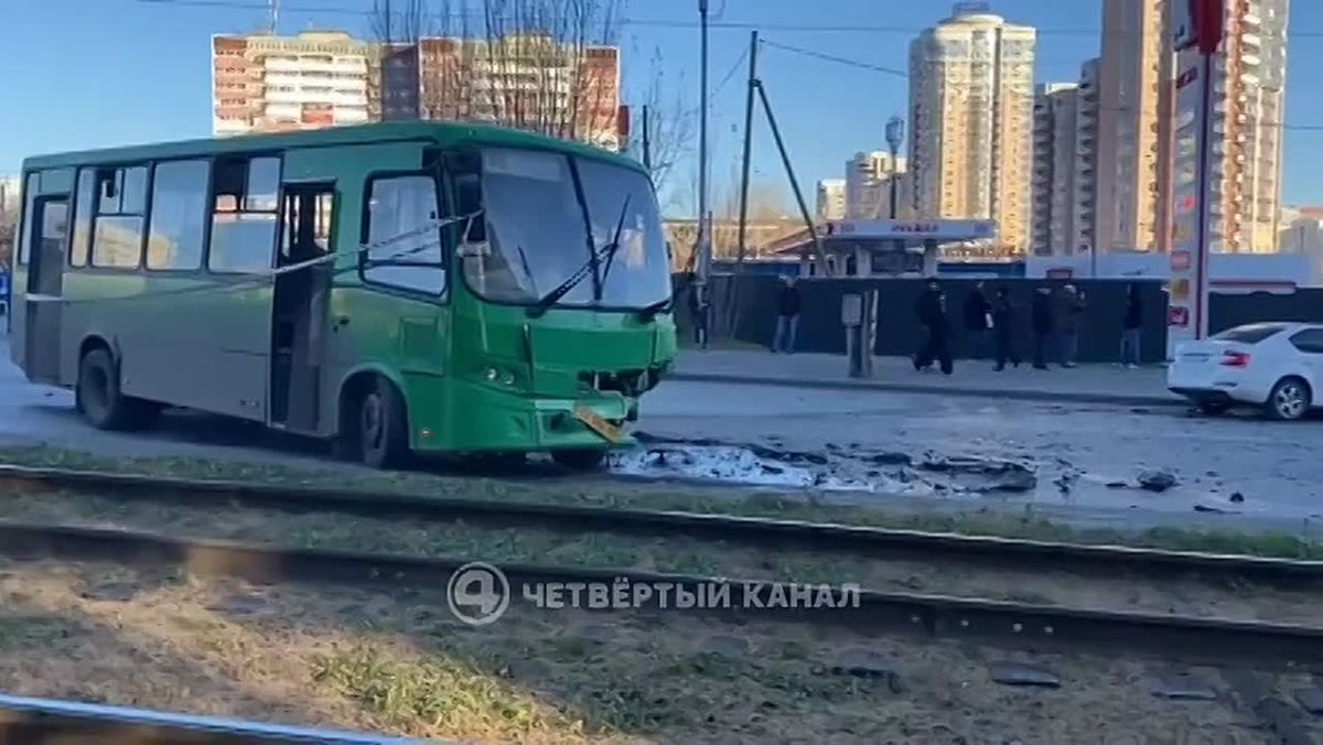 Показываем кадры с места смертельного ДТП с автобусом №98 На улице 8 Марта в Екатеринбурге сейчас большая пробка. Корреспондент 4 канала работает на месте и выясняет подробности аварии