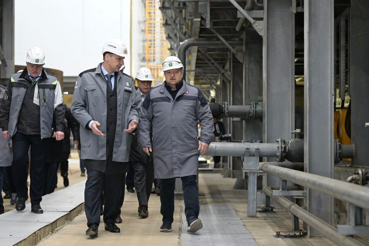 Губернатор Свердловской области Денис Паслер 24 октября принял участие в предварительном запуске оборудования нового цеха по производству хромового ангидрида на предприятии «Хромпик» в Первоуральске Губернатор Свердловской области Денис Паслер 24 октября принял участие в предварительном запуске оборудования нового цеха по производству хромового ангидрида на предприятии «Хромпик» в Первоуральске