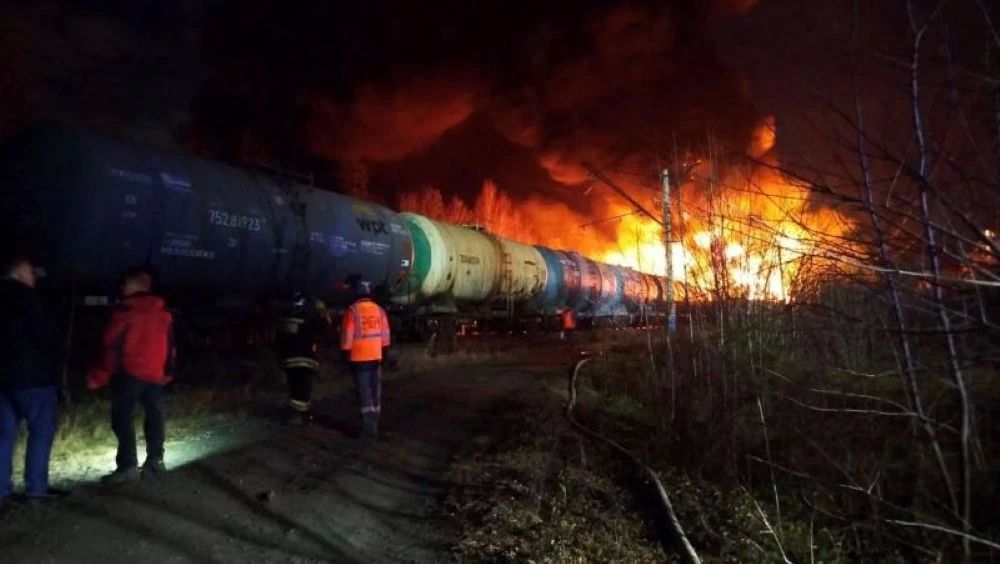 В Свердловской области из-за схода вагонов и пожара на участке Решеты — Арамиль движение поездов приостановлено